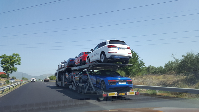 Τα αυτοκίνητα που συμμετέχουν στο Audi on Tour Πάνω στην νταλίκα