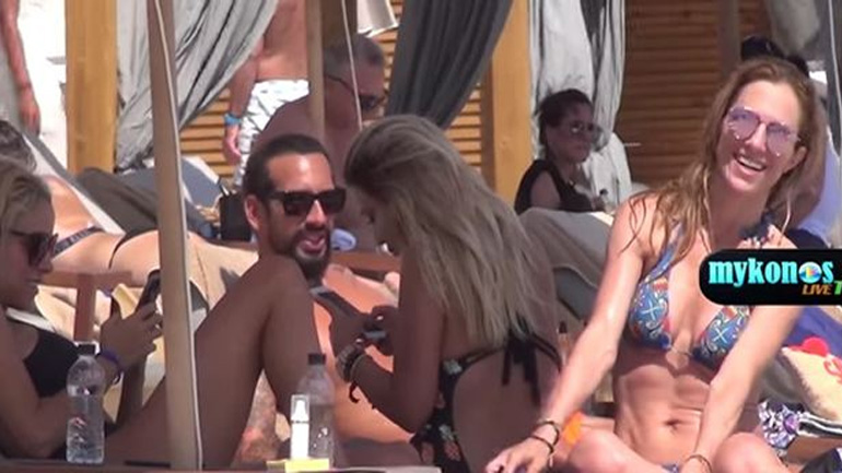 Ντορέττα Παπαδημητρίου – Δούκισσα Νομικού: Κουβέντα και μπάνιο στον Πλατύ Γιαλό