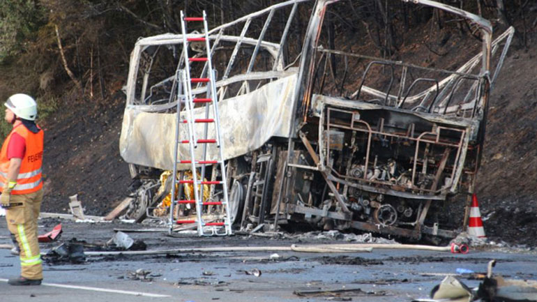 Ένδεκα πτώματα έχουν ήδη βρεθεί μέσα στο τουριστικό λεωφορείο