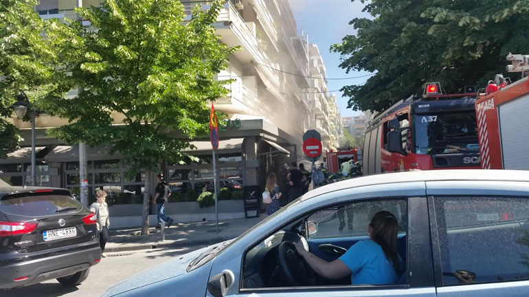 Πυρκαγιά σε πολυκατοικία στο κέντρο της Θεσσαλονίκης