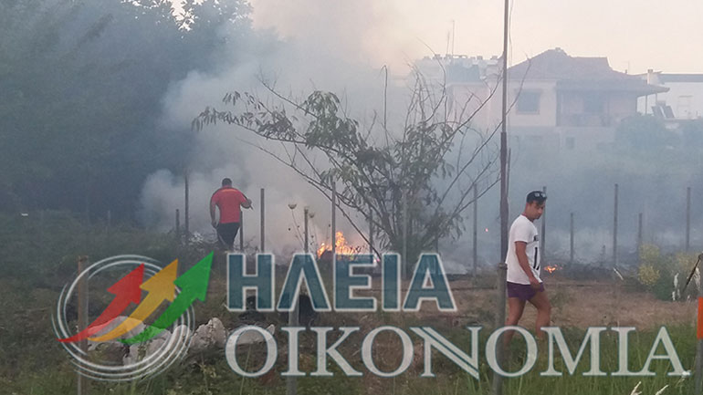 Φωτιά σε κατοικημένη περιοχή της Αγίας Βαρβάρας στον Πύργο