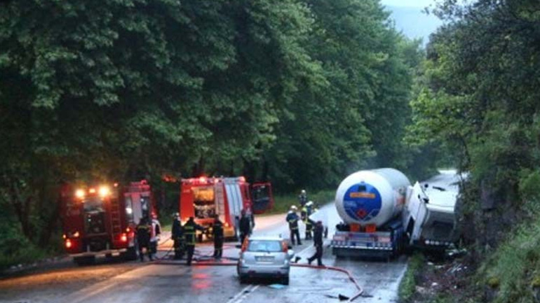 Βυτίο συγκρούστηκε με αυτοκίνητο στο Κουλούρι Λάρισας – Εγκλωβίστηκαν δύο άτομα