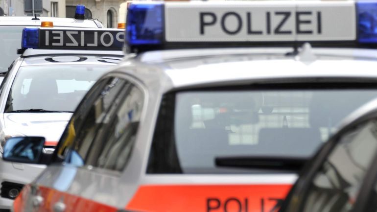 Μαχαίρια, ρόπαλα και δοχεία με αδιευκρίνιστες χημικές ουσίες κατασχέθηκαν στο Αμβούργο