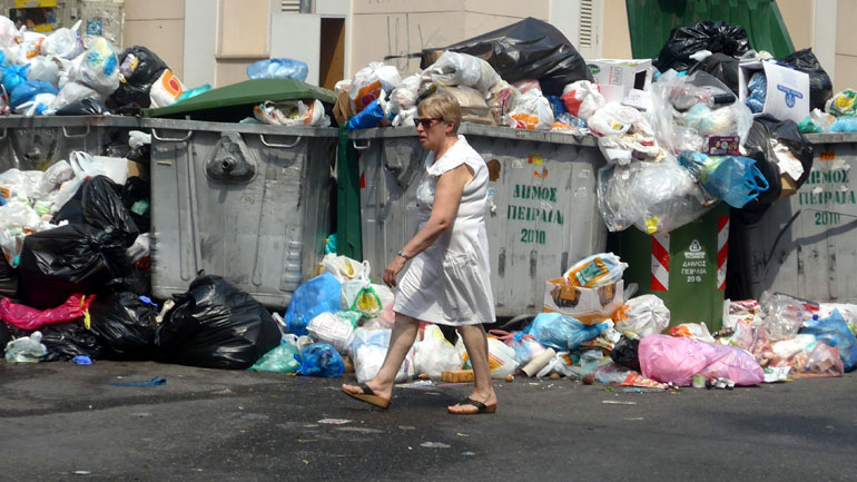 Συνεχίζεται εντατικά η αποκομιδή των απορριμμάτων στον Πειραιά