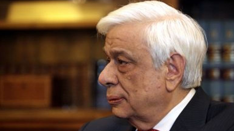 Ο Πρ. Παυλόπουλος επέδωσε τα ξίφη στους νέους και νέες σημαιοφόρους του Πολεμικού Ναυτικού