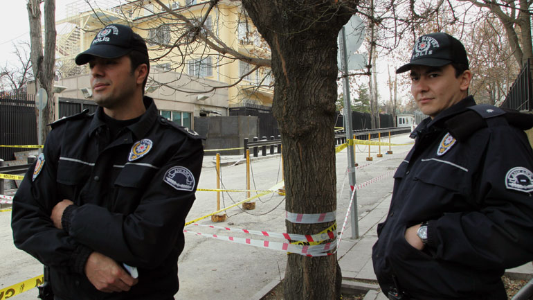 Τουρκία: Άντρας σκότωσε αστυνομικό μέσα σε δικαστήριο και κρατά όμηρο