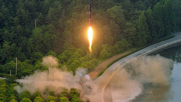 Βόρεια Κορέα: Ο νέος βαλλιστικός πύραυλος που δοκιμάστηκε μπορεί να φέρει μια «μεγάλη πυρηνική κεφαλή»