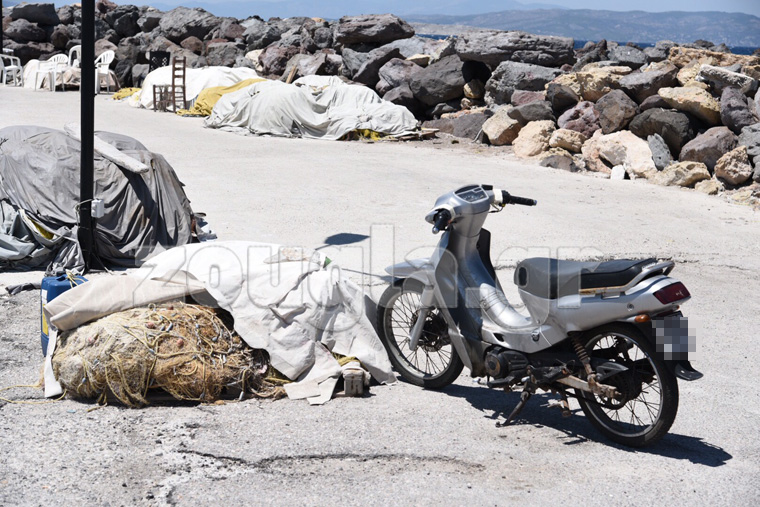 To δίκυκλο με το οποίο οι ψαράδες μετάβησαν στο λιμάνι πριν βγουν στα ανοικτά