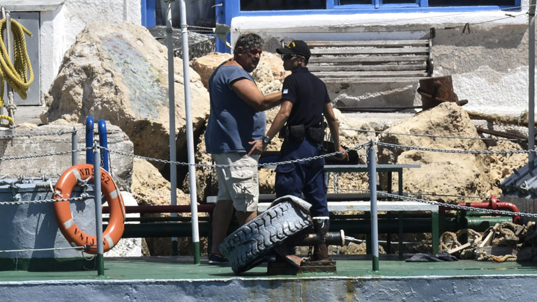 Στο αυτόφωρο την Πέμπτη ο πλοίαρχος της υδροφόρας «Αίγινα» και ένα μέλος του πληρώματος