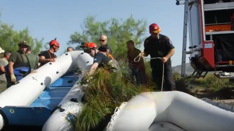 Επιχείρηση ανέλκυσης του ψεκαστικού ελικοπτέρου που κατέπεσε στον Σχοινιά