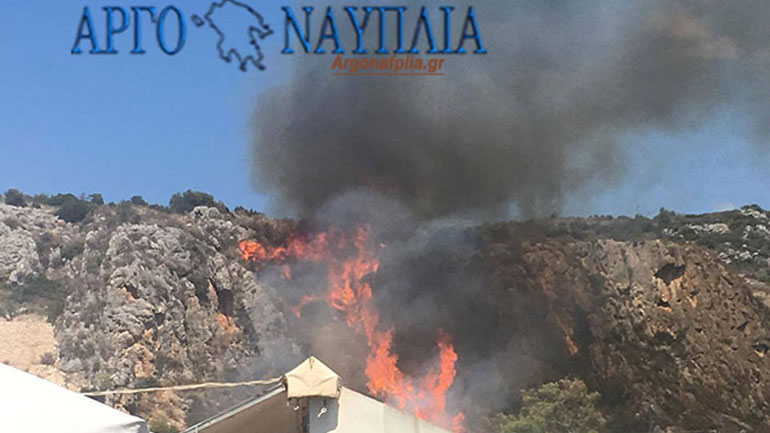 Φωτιά στο Βιβάρι Αργολίδας – Κίνδυνος για την κατοικημένη περιοχή