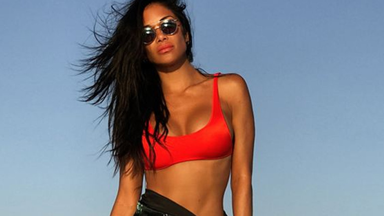 Nicole Scherzinger: Ποζάρει με σέξι κατακόκκινο μπικίνι στη Μύκονο!