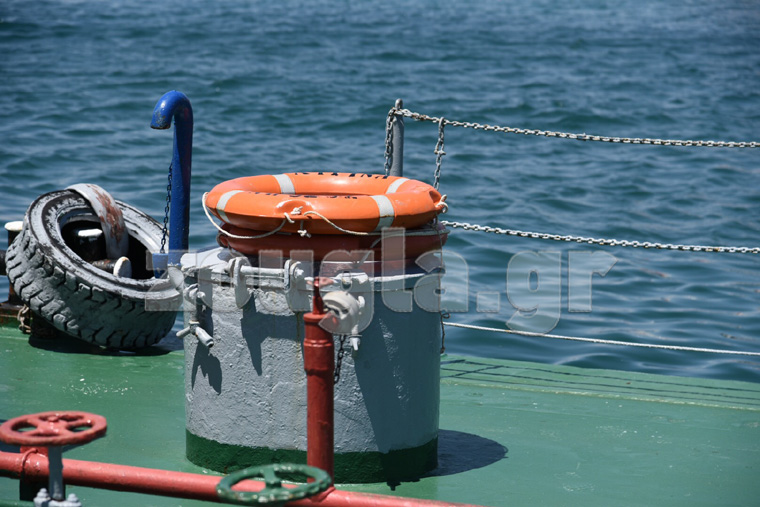 Τα σωσίβια που ρίχτηκαν στη θάλασσα για τη διάσωση των δύο αδελφών