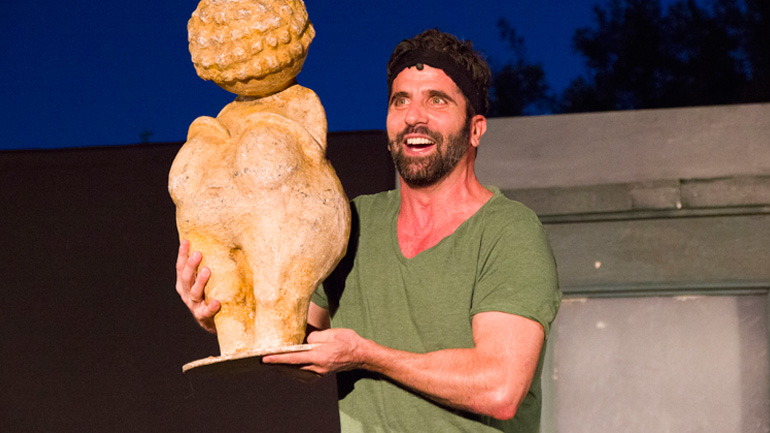 Αμέτρητες στιγμές γέλιου χάρισε στο κοινό η  κωμωδία «Caveman» με τον Θ. Βισκαδουράκη στο Φεστιβάλ  Αμαρουσίου