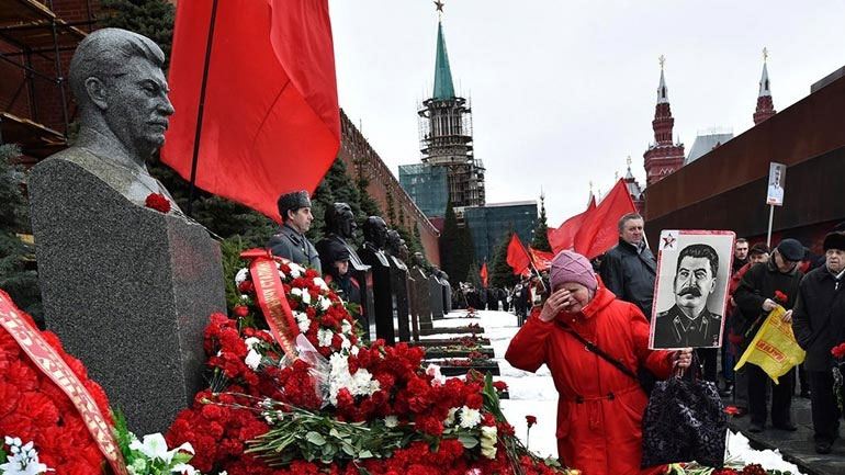 Ρωσία: Το Κρεμλίνο «αποκαθηλώνει» τον Στάλιν