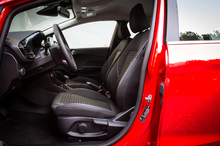 Τα καθίσματα σε σχέση με την προηγούμενη γενιά είναι πιο άνετα ακόμα και για τους πιο... εύσωμους!