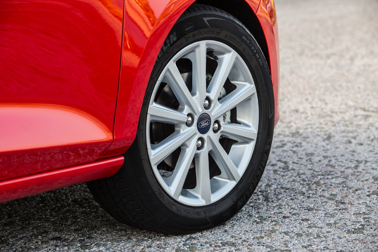 Και σπορ ζάντες... (ανάλογα με την έκδοση)