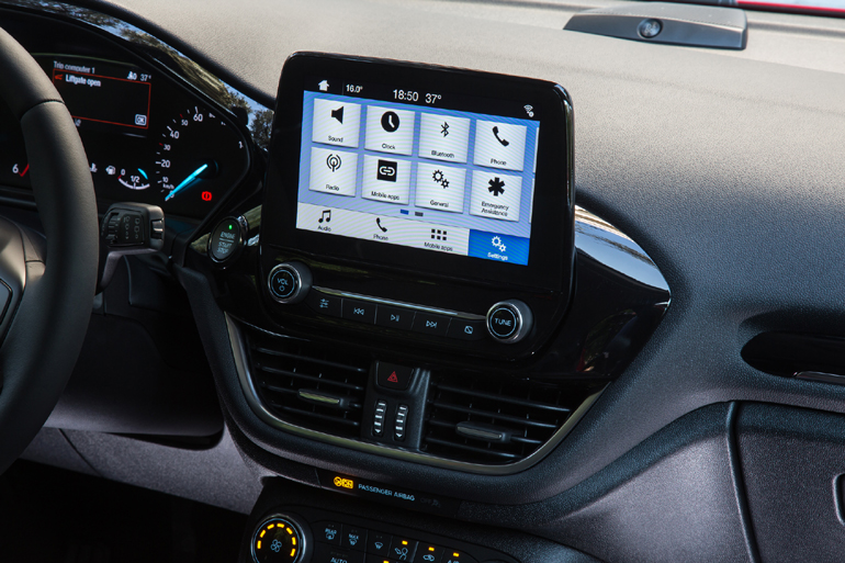 Η οθόνη αφής στην κεντρική κοσνόλα είναι υψηλής ευκρίνειας