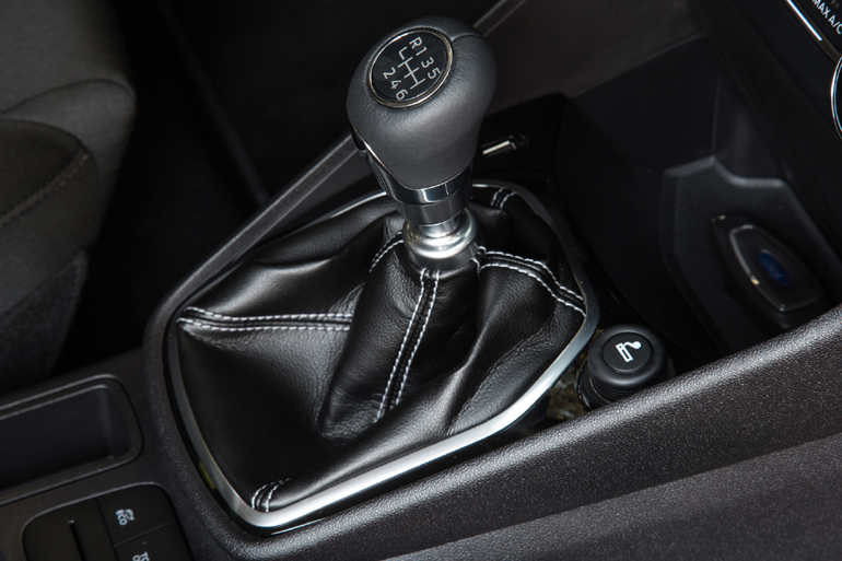 Μία από τις αλλαγές με το απερχόμενο Fiesta βρίσκεται στο κιβώτιο το οποίο πλέον στις περισσότερες εκδόσεις είναι 6άρι