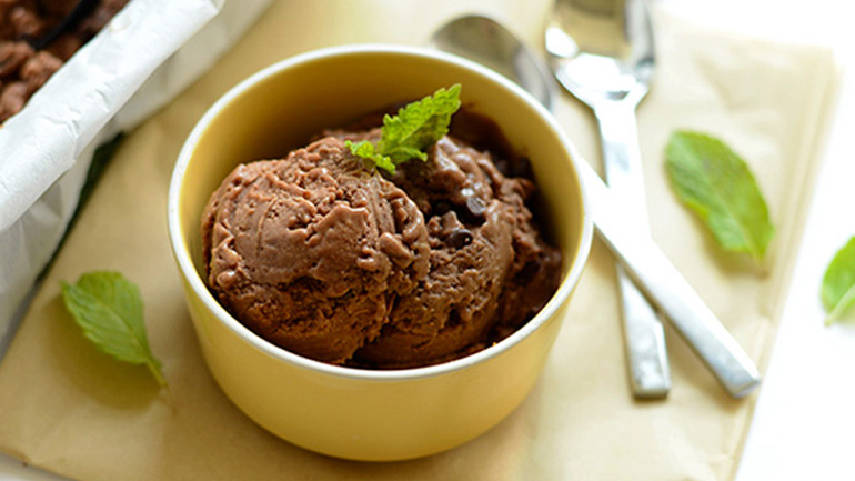 2 απλές συνταγές για να φτιάξεις μόνος σου παγωτό πρωτεΐνης