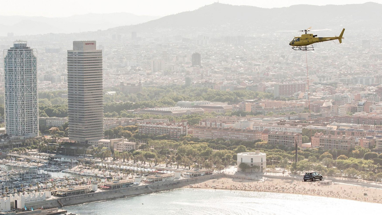 Πετάει πάνω από τις παραλίες το Seat Arona