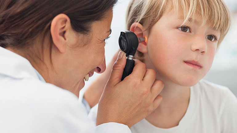 Τι είναι και πώς αντιμετωπίζεται η μέση ωτίτιδα στα παιδιά
