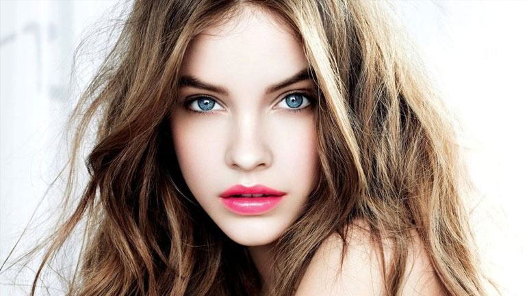 Μυστικά ομορφιάς για λαμπερά μαλλιά μετά το λούσιμο