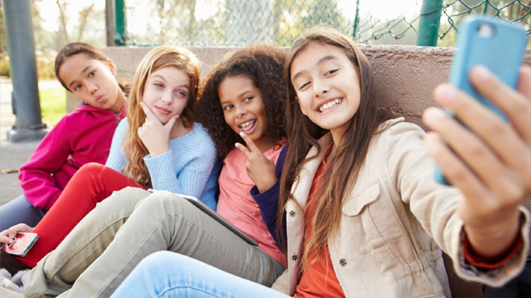 Τα παιδιά με κινητό τηλέφωνο κολλάνε πιο εύκολα ψείρες!