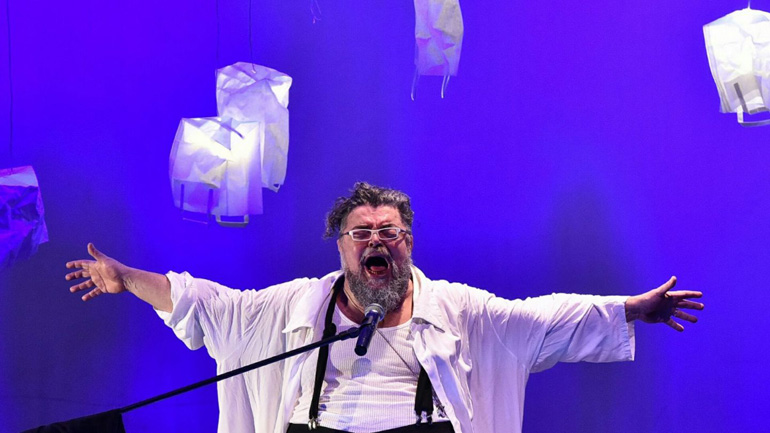 Ο Σταμάτης Κραουνάκης στο Βεάκειο Θέατρο