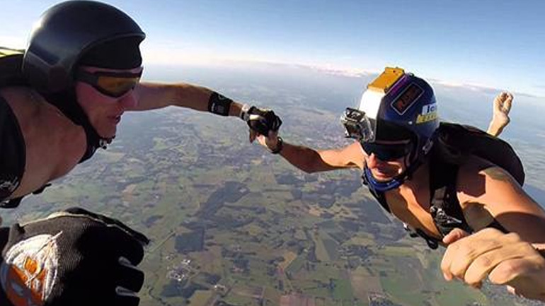 Κένυα: Γυμνοί αλεξιπτωτιστές απευθύνουν έκκληση για ενότητα μετά το Brexit