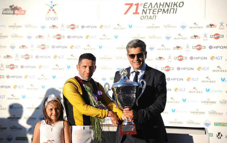 Ο νικητής του71ου Ελληνικού Ντέρμπι ΟΠΑΠ Δημήτρης Δρόσος, Οδυσσέας Χριστοφόρου Β’ Αντιπρόεδρος Ιπποδρομίες Α.Ε
