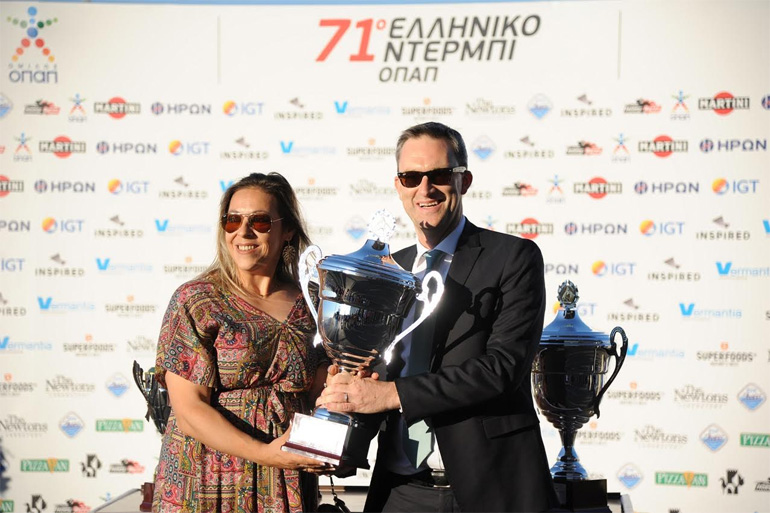 Ειρήνη Κεράτσα, προπονήτρια του νικητή ίππου ΓΙΟΥΤΟΚΙΝΤΟΥΜΗ, Ντάμιαν Κόουπ Πρόεδρος Ιπποδρομίες ΑΕ και Διευθύνων Σύμβουλος ΟΠΑΠ