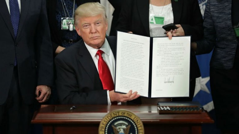 Δικαστήριο απέρριψε την προσφυγή της Χαβάης για την εξαίρεση των παππούδων από την ταξιδιωτική απαγόρευση