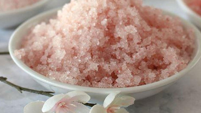 Homemade scrub με λάδι καρύδας και ροζ αλάτι Ιμαλάϊων από την beauty editor του govastileto.gr