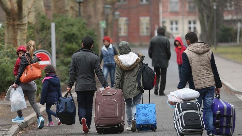 Υποδιπλασιάστηκε το πρώτο εξάμηνο ο αριθμός των αιτούντων άσυλο που υποδέχθηκε η Γερμανία