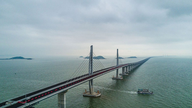 Κίνα: Ολοκληρώθηκε το βασικό τμήμα της μεγαλύτερης θαλάσσιας γέφυρας στον κόσμο