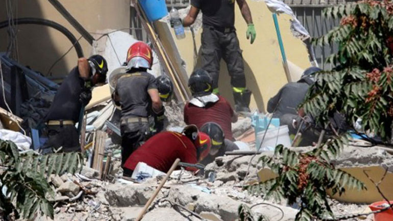 Τρίτο πτώμα εντοπίστηκε στα συντρίμμια του κτιρίου που κατέρρευσε κοντά στη Νάπολη