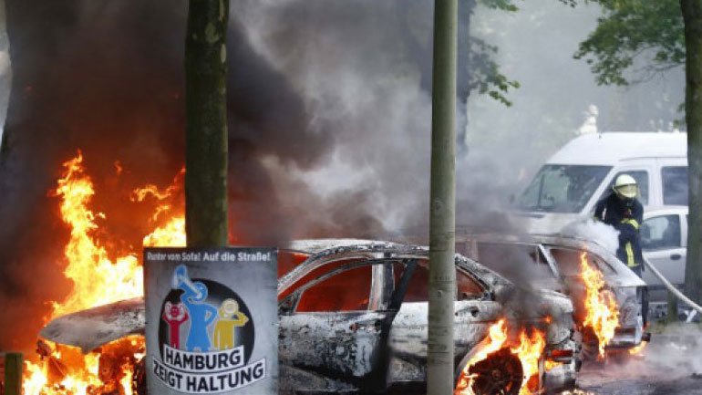 Υπό έλεγχο έθεσε σήμερα η αστυνομία την κατάσταση στους δρόμους του Αμβούργου