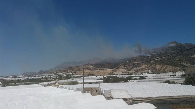 Μαίνεται η φωτιά στην Ιεράπετρα – Στη μάχη και ένα καναντέρ