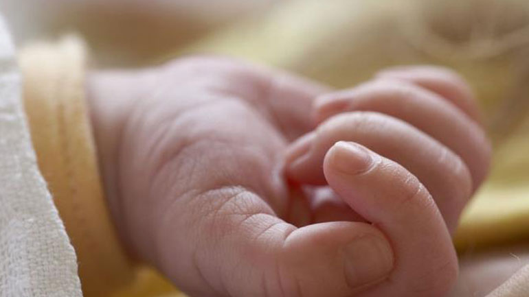 Γέννησε και πέταξε το νεκρό βρέφος στα σκουπίδια