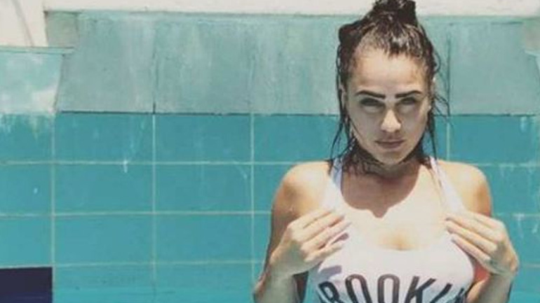 Δείτε την Κόνι Μεταξά με ροζ ολόσωμο μαγιό στην πισίνα