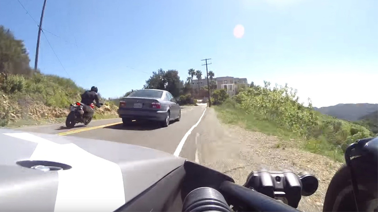 Τι κάνεις όταν o χάρος παρκάρει πάνω στην στροφή; Τι κάνεις όταν o χάρος παρκάρει πάνω στην στροφή;