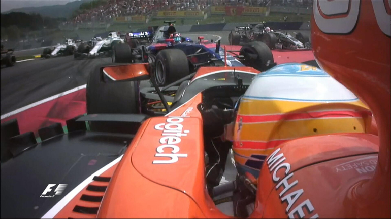 Η στιγμή που η Toro Rosso του Kvyat πέφτει πάνω στην McLaren του Alonso...