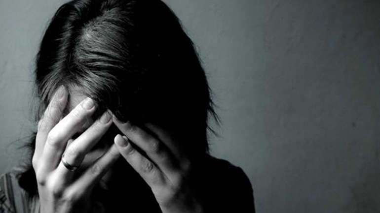 Κρυφή κατάθλιψη: Τα 6 σημάδια ότι κάποιος «κρύβει» τα συμπτώματα που περνάει