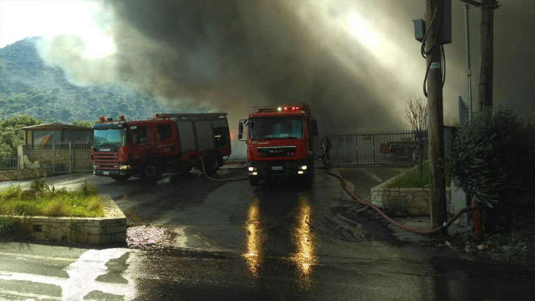 Κρήτη: Στις φλόγες εργοστάσιο με στρώματα στην Τύλισο