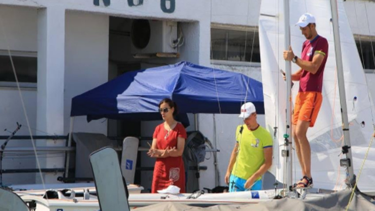 Αναμονή για την τελετή έναρξης του Παγκόσμιου πρωταθλήματος ιστιοπλοΐας 470 στη Θεσσαλονίκη