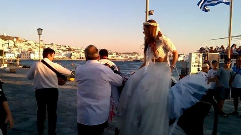 Νύφη πήγε στο γάμο της με… γάιδαρο!