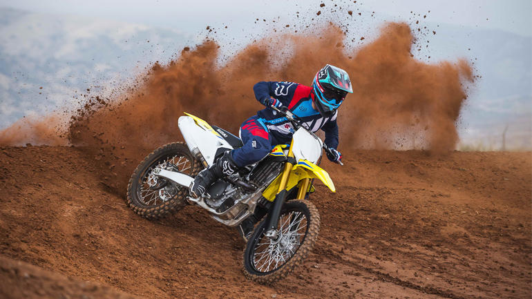 Suzuki RM-Z 450: Tα χώματα είναι δικά μας..