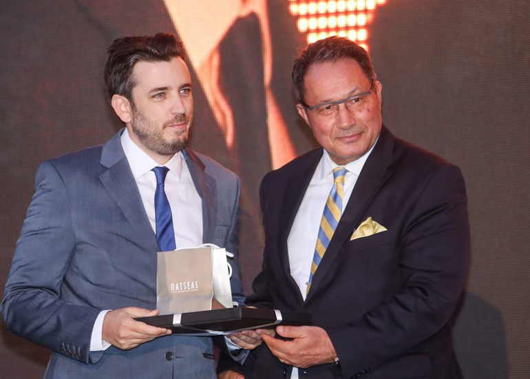 Ο Διευθυντής Εταιρικής Επικοινωνίας του BMW Group Hellas Κωνσταντίνος Διαμαντής παραλαμβάνει το βραβείο