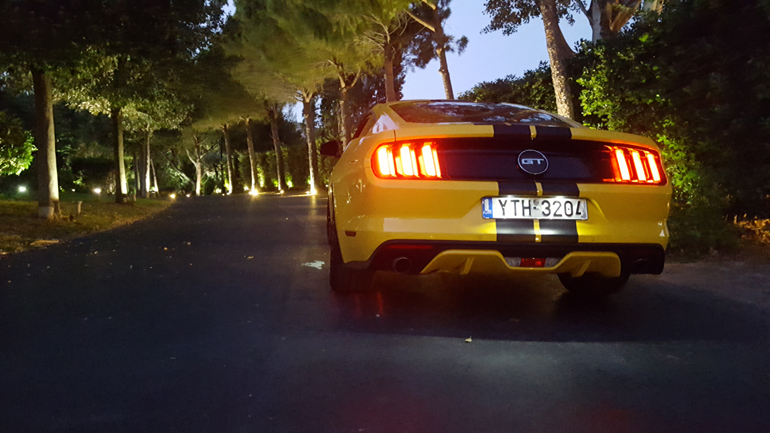 Τι θα κάνουμε με αυτά τα... οπίσθια. Δεν σ' αφήνουν να αγιάσεις!